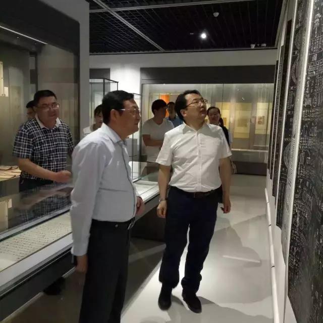 市城投集团公司董事长张平到玉山县博物馆参观指导
